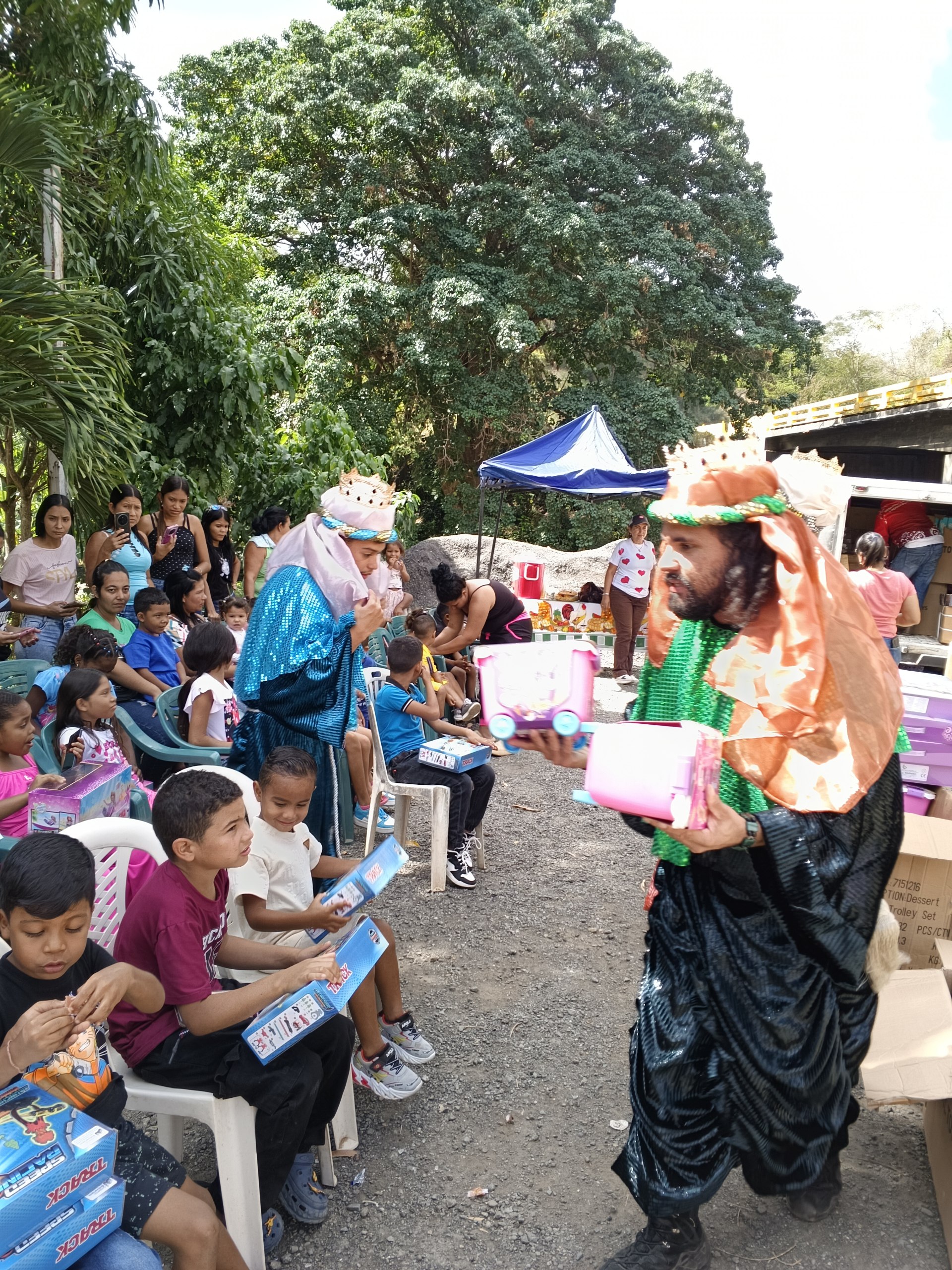 Más de 2.000 sonrisas iluminaron el camino de los Reyes Magos en Guaicaipuro